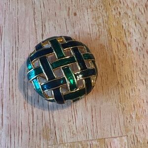 VINTAGE Emerald Green and Gold Woven Brooch, Size: 1.5”W x 1.5”L